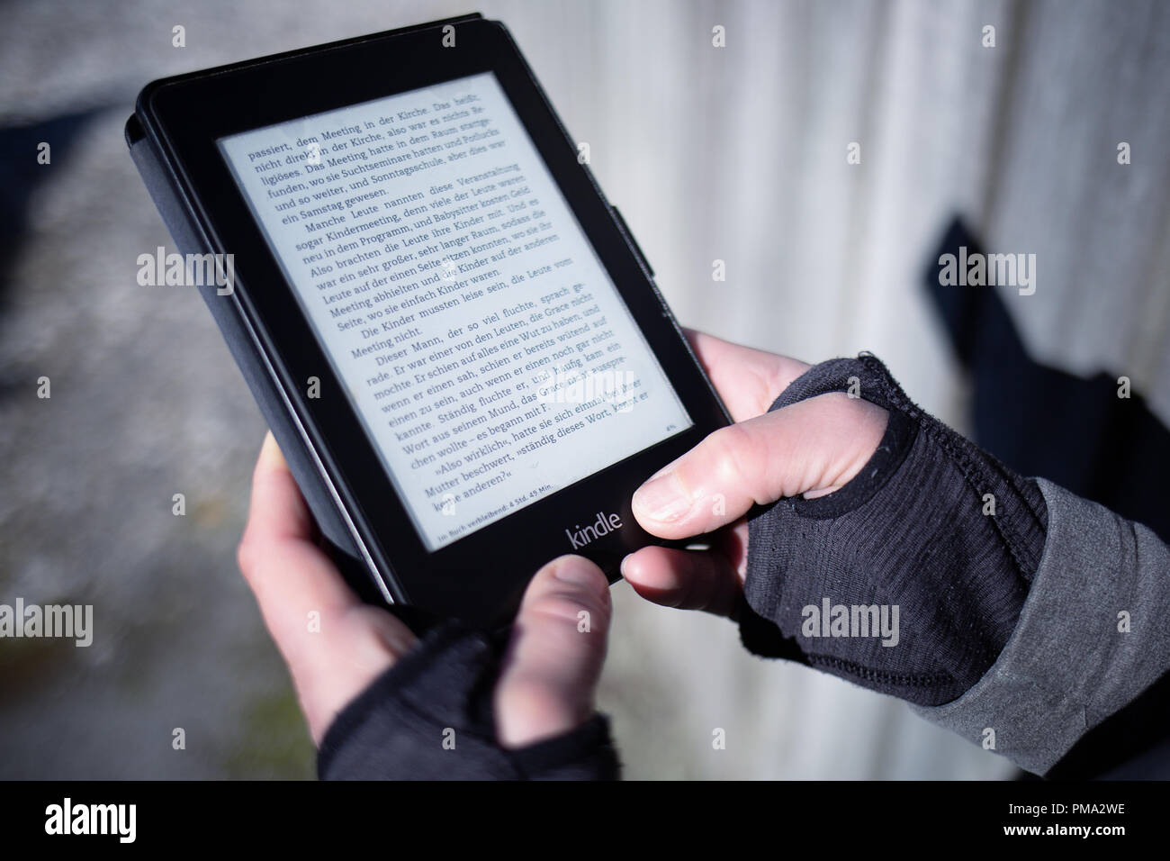 Amazon Kindle Paperwhite E-Buch zu lesen, während sie darauf warten, moderne Technologie Stockfoto