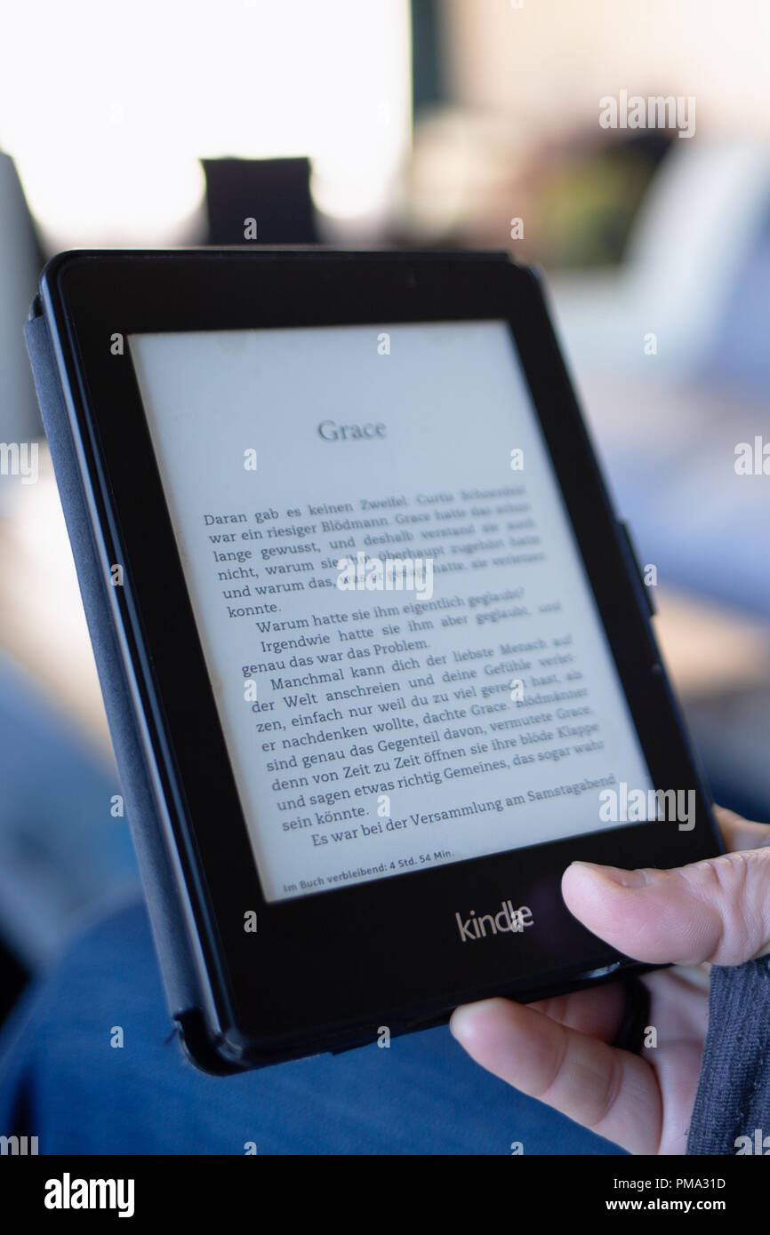 Amazon Kindle Paperwhite E-Buch zu lesen, während sie darauf warten, moderne Technologie Stockfoto