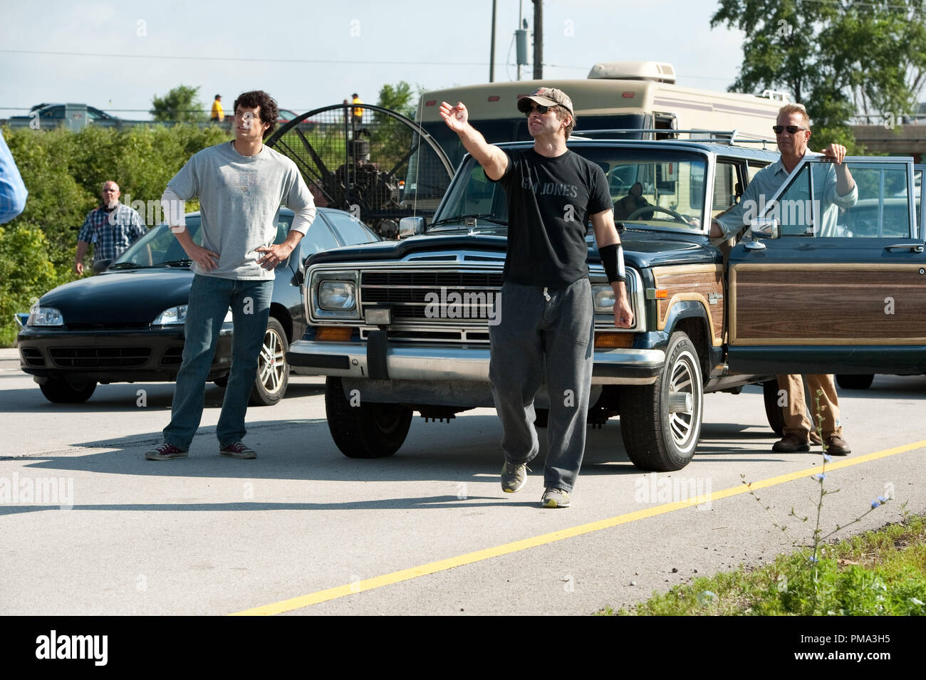 (L - r) HENRY CAVILL, Regisseur Zack Snyder und Kevin Costner auf dem Set von Warner Bros. Pictures' und legendären Bilder' Action Adventure "MANN AUS STAHL", ein Warner Bros.-Bilder freigeben. Stockfoto