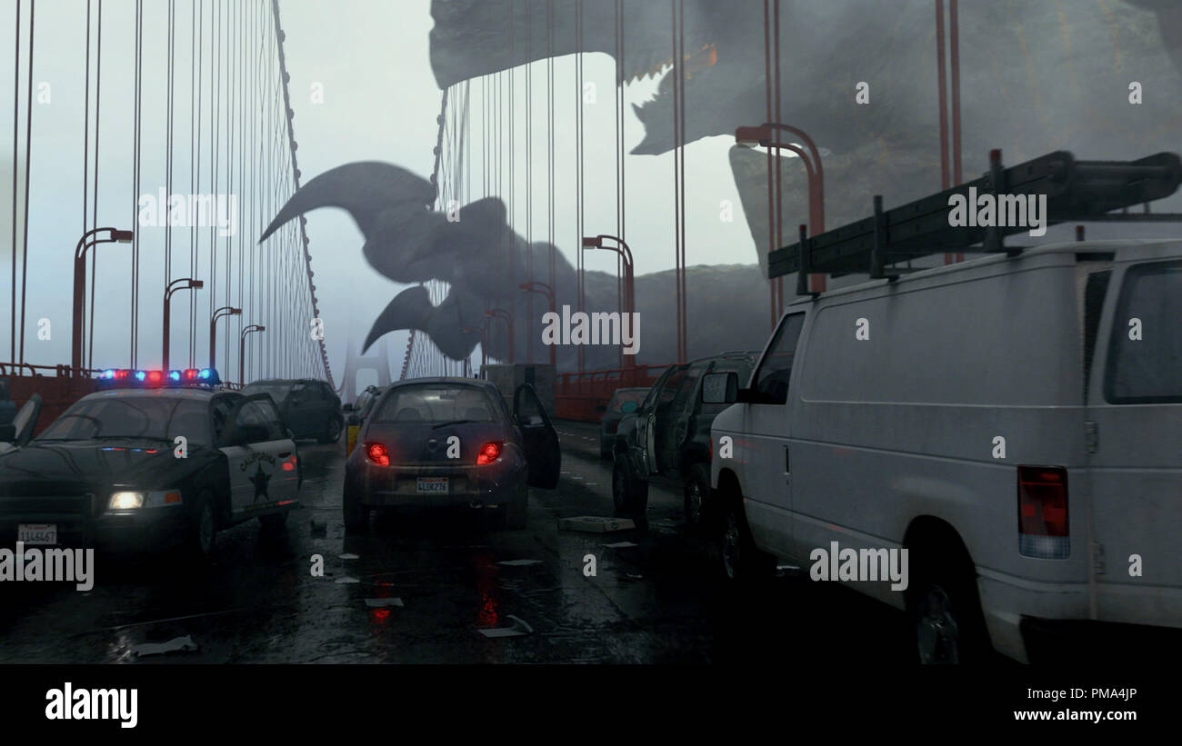 Ein Kaiju, code name Eindringlinge, die Angriffe der Golden Gate Bridge in einer Szene aus dem Sci-Fi-Action Adventure" Warner Bros. Bilder und legendären Bilder Pacific Rim', ein Warner Bros.-Bilder freigeben. Stockfoto