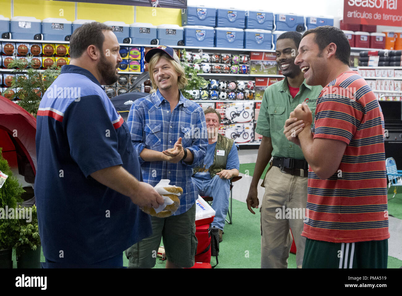 Eric Lamonsoff (Kevin James), Marcus Higgins (David Spade), Robideaux (Jonathan Loughran), Kurt McKenzi (Chris Rock), und Lenny Feder (Adam Sandler) in Kolumbien Bilder ERWACHSENE 2. Stockfoto