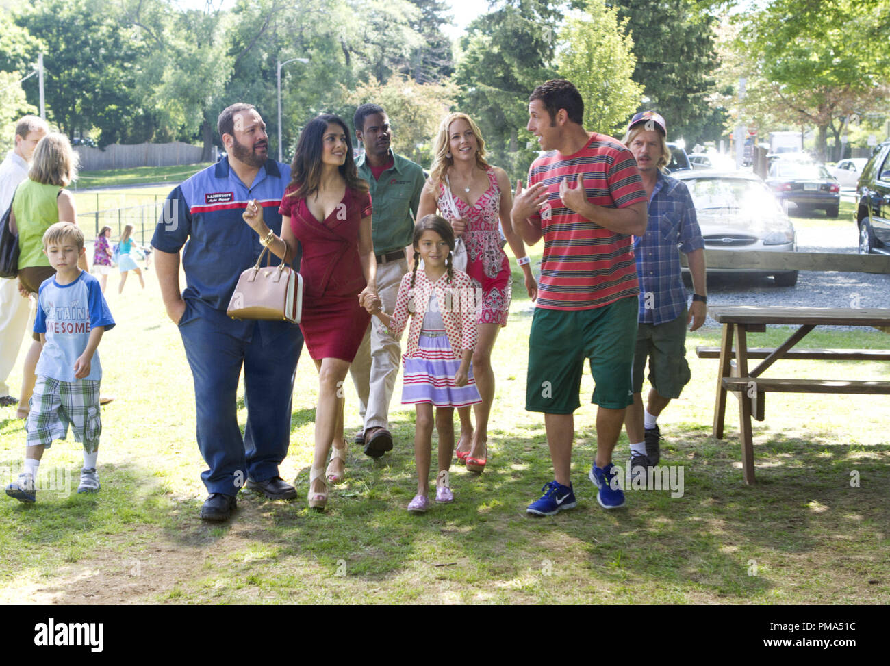 Bean Lamonsoff (Frank/Morgan Gingerich), Eric Lamonsoff (Kevin James), Roxanne Feder (Salma Hayek), Kurt McKenzie (Chris Rock), Becky Feder (alexys Nycole Sanchez), Sally Lamonsoff (Maria Bello), Lenny Feder (Adam Sandler) und Marcus Higgins (David Spade) zu Fuß zum Eis Haus in Columbia Pictures' ERWACHSENEN 2. Stockfoto
