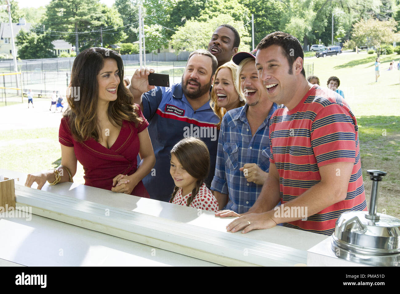 Roxanne Feder (Salma Hayek), Eric Lamonsoff (Kevin James), Becky Feder (alexys Nicole Sanchez), Kurt McKenzie (Chris Rock), Sally Lamonsoff (Maria Bello), Lenny Feder (Adam Sandler) und Marcus Higgins (David Spade) am Eis Haus in Columbia Pictures' ERWACHSENEN 2. Stockfoto