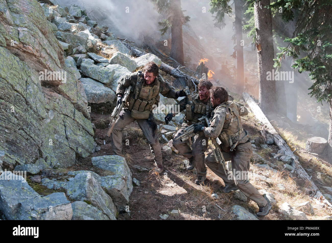 L Und R Marcus Luttrell Mark Wahlberg Danny Dietz Emile Hirsch Und Michael Murphy Taylor Kitsch Im Lone Survivor Stockfotografie Alamy