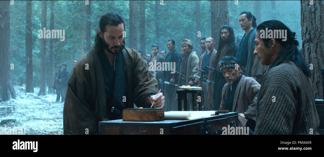 (L und R, Vordergrund) Kai (Keanu Reeves) Zeichen dem Eid Oishi (HIROYUKI SANADA) still beobachtet in der Action - Abenteuer "47 Ronin". Stockfoto