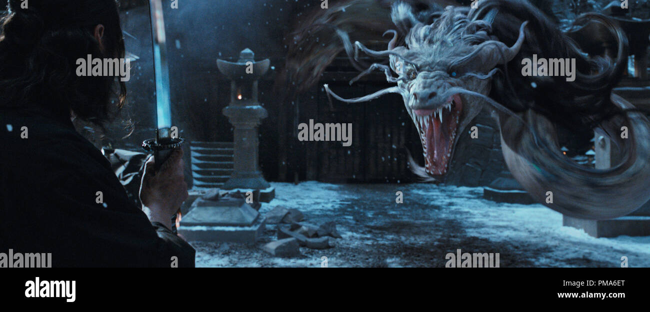 Eine unvorstellbare Dragon bereitet Kai (Keanu Reeves) in die Aktion in Angriff zu nehmen - Abenteuer "47 Ronin". Stockfoto