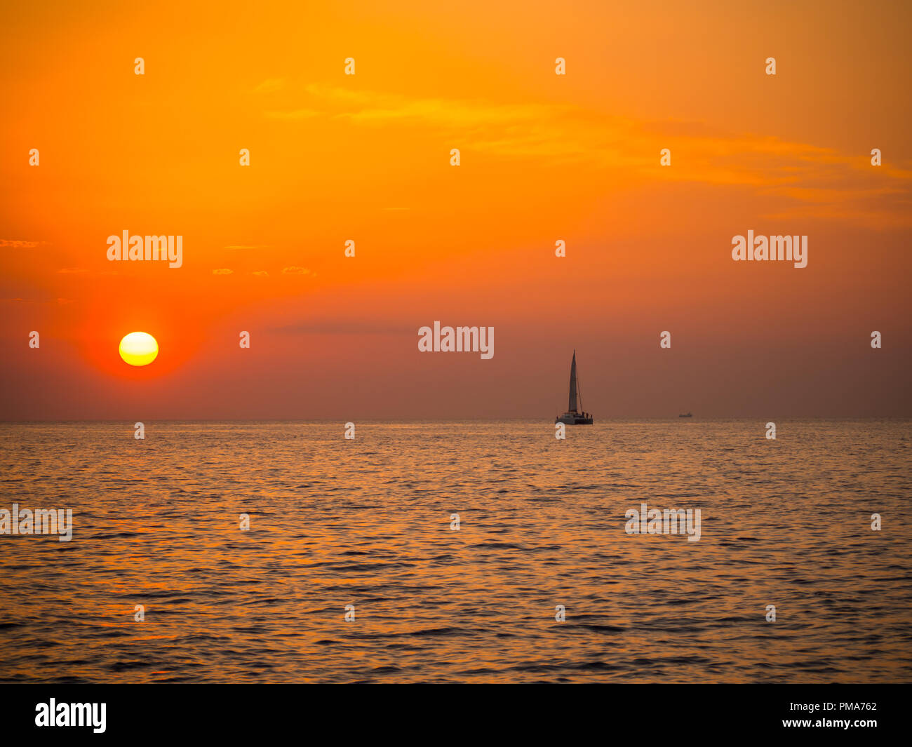 Sonnenuntergang über der Bucht von San Antonio, Ibiza, Balearen, Spanien Stockfoto