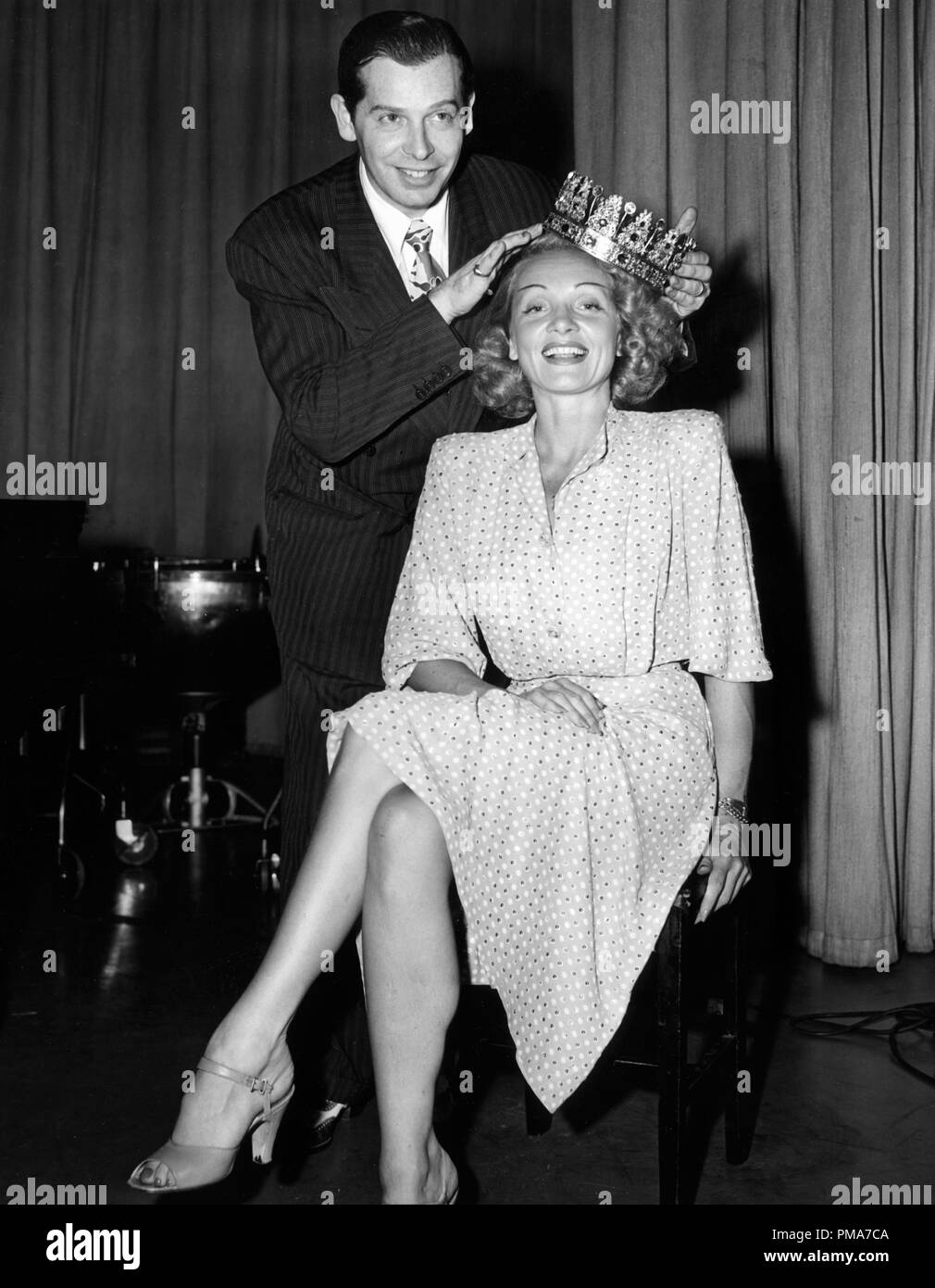 Milton Berle, Marlene Dietrich ca. 1944 Datei Referenz # 32263 256 THA Stockfoto