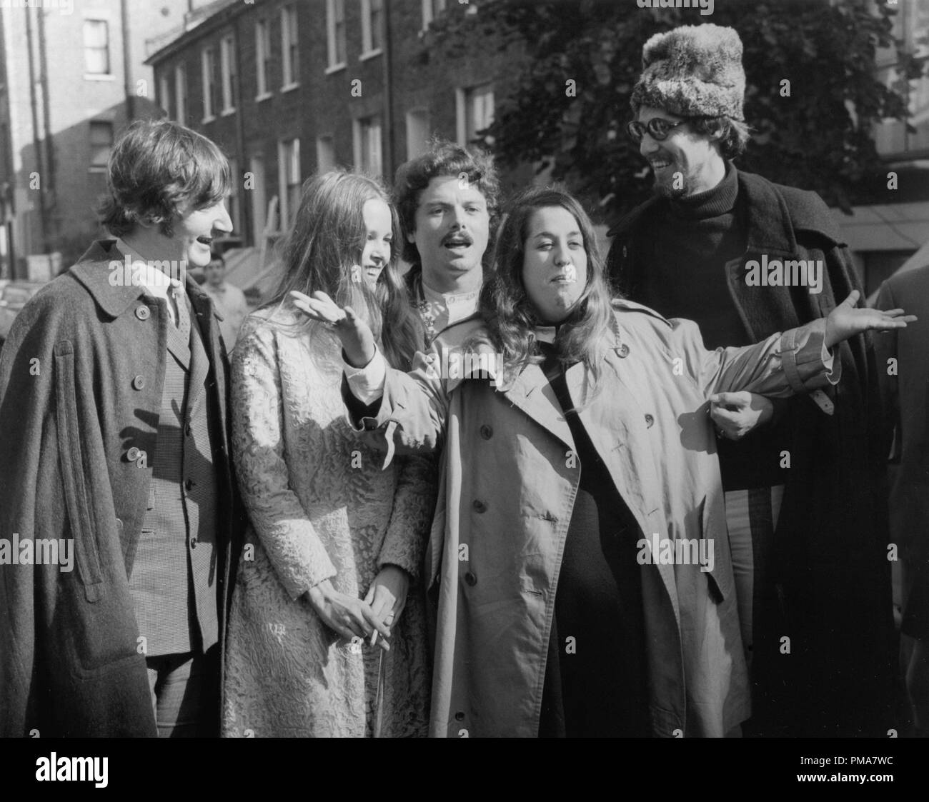 Denny Doherty, Michelle Phillips, (Mama) Cass Elliott und John Phillips der Gruppe, den Mamas & Papas, 1967 Datei Referenz # 32263 834 THA Stockfoto