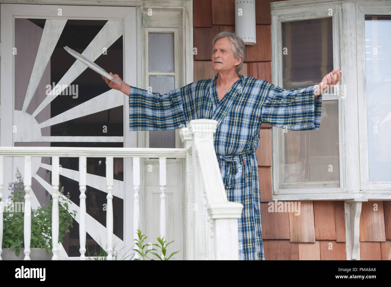 Oren (Michael Douglas) hat keine Liebe für seine Nachbarn, UND SO GEHT ES WEITER. Stockfoto