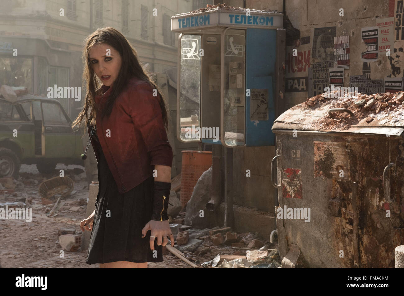 Von Marvel Avengers: Alter von Panasonic..L bis R: Scarlet Witch/Wanda Maximoff (Elizabeth Olsen), Marvel 2015 Stockfoto