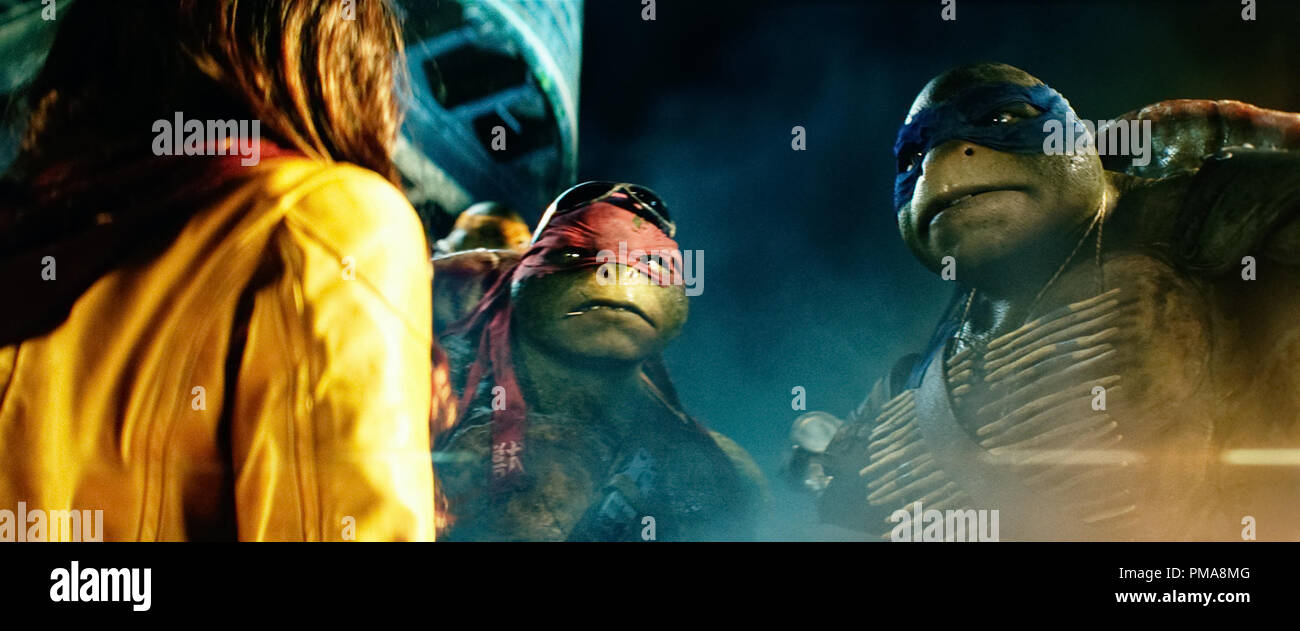Nach Rechts Raphael Und Leonardo In Teenage Mutant Ninja Turtles Von Paramount Pictures Und Nickelodeon Movies Links Stockfotografie Alamy