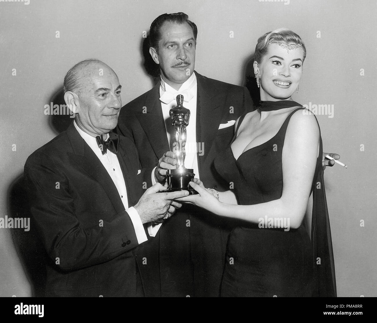Vincent Price, Anita Ekberg und Morris Stoloff (musikalische Kerbe) auf der 30. jährlichen Academy Awards, 1958 Datei Referenz # 31955_653 THA Stockfoto