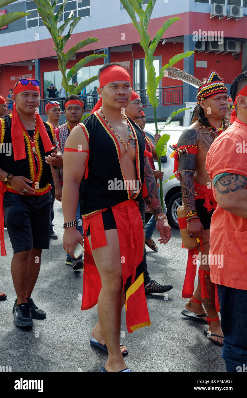 Gawai feier Parade, Borneo Eingeborenen in traditioneller Kleidung, Kuching, Sarawak, Malaysia Stockfoto