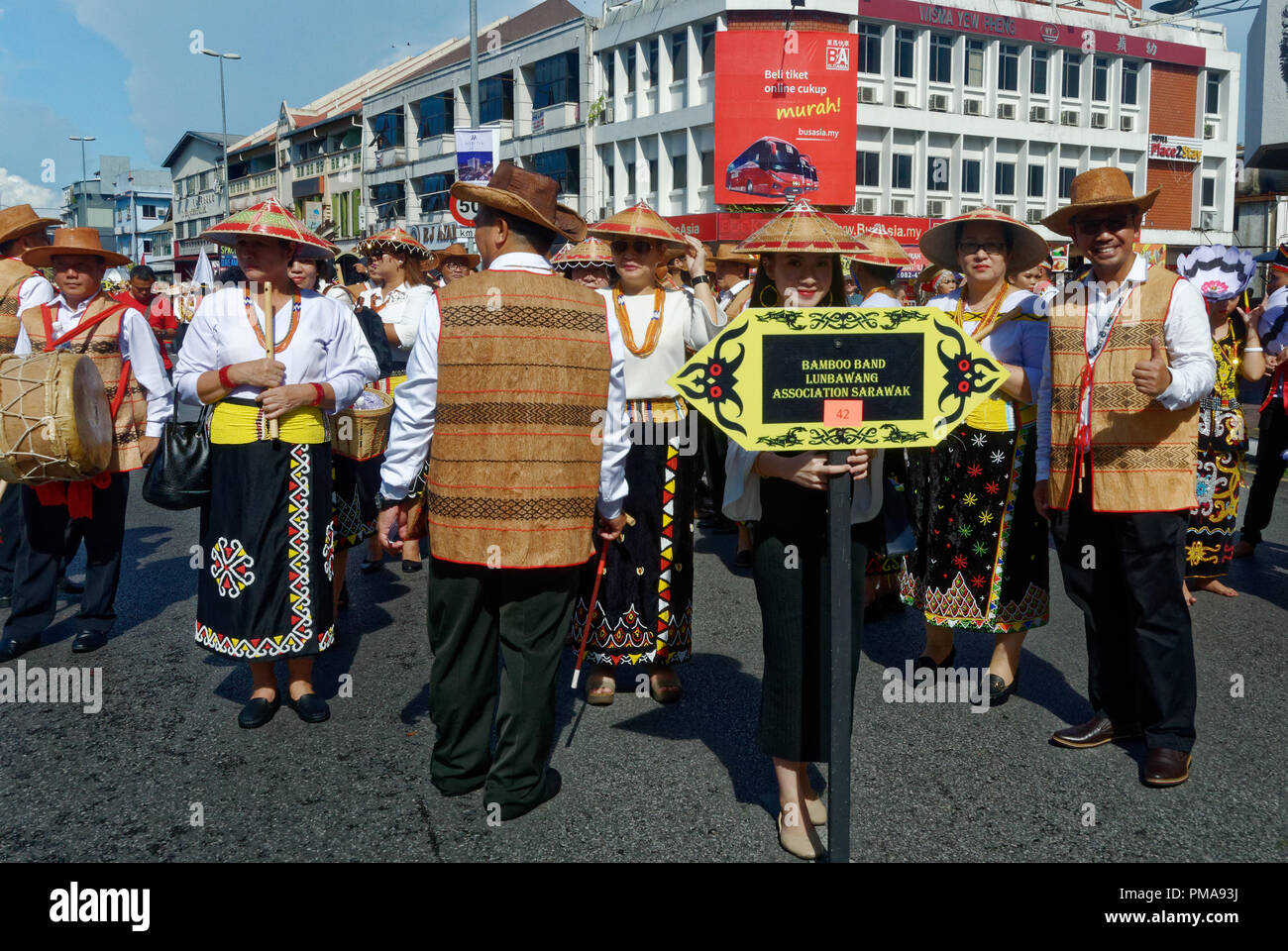 Gawai feier Parade, Borneo Eingeborenen in traditioneller Kleidung, Kuching, Sarawak, Malaysia Stockfoto