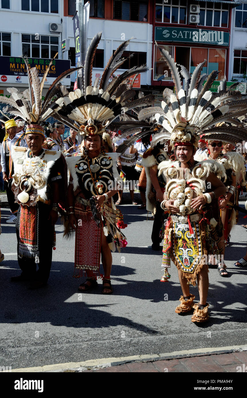 Iban Krieger an der Gawai Parade mit traditionellem Kopfschmuck, Federn und Kostüm, Kuching, Sarawak, Malaysia, Borneo Stockfoto