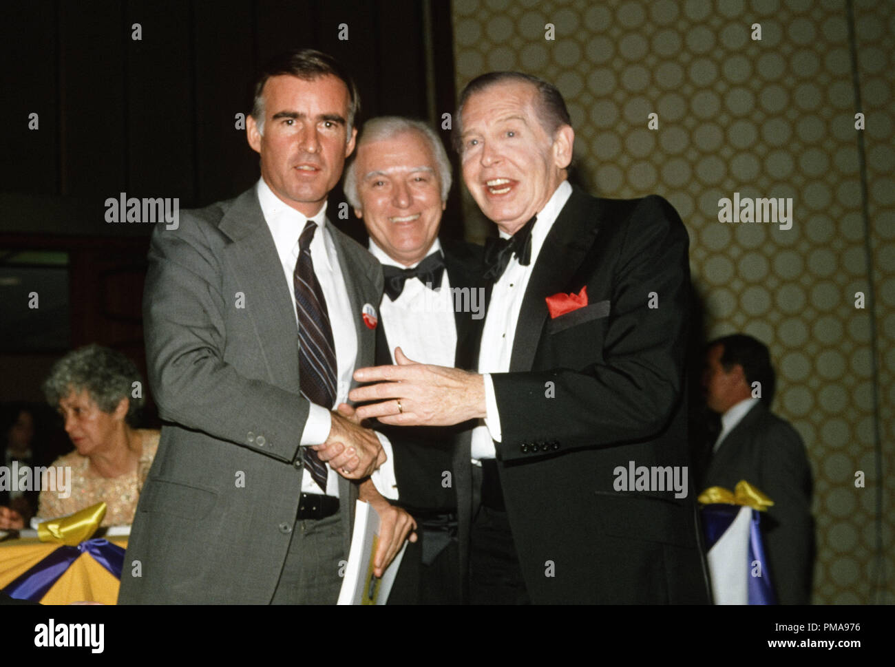 Gouverneur Jerry Brown und Milton Berle ca. 1983 © GFS/Hollywood Archiv - Alle Rechte vorbehalten File Reference # 31955 824 GFS Stockfoto