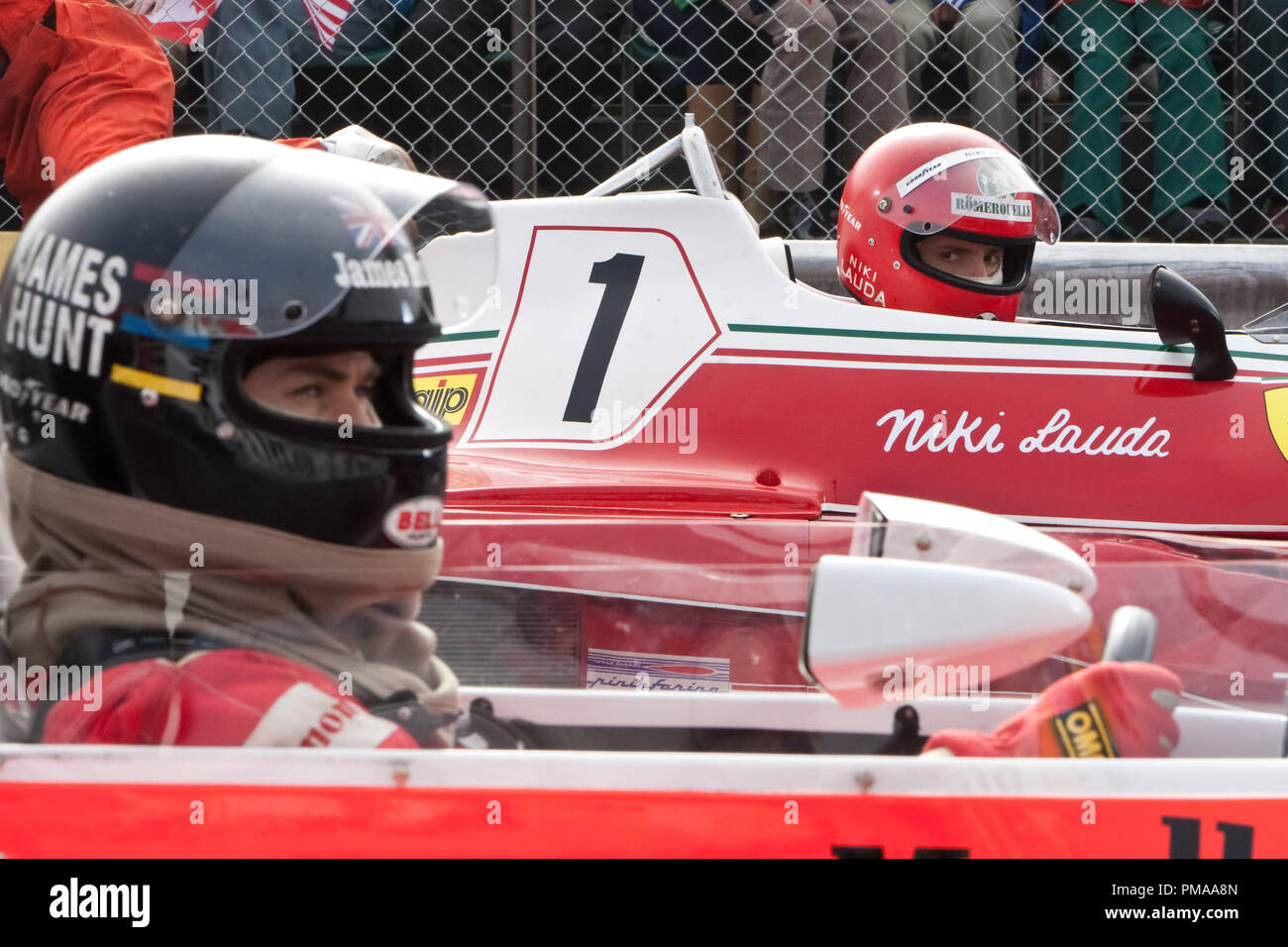 (L und R) CHRIS HEMSWORTH als charismatischer Engländer James Hunt und Daniel Brühl als disziplinierte Österreichische Perfektionist Niki Lauda in 'Rush' Stockfoto