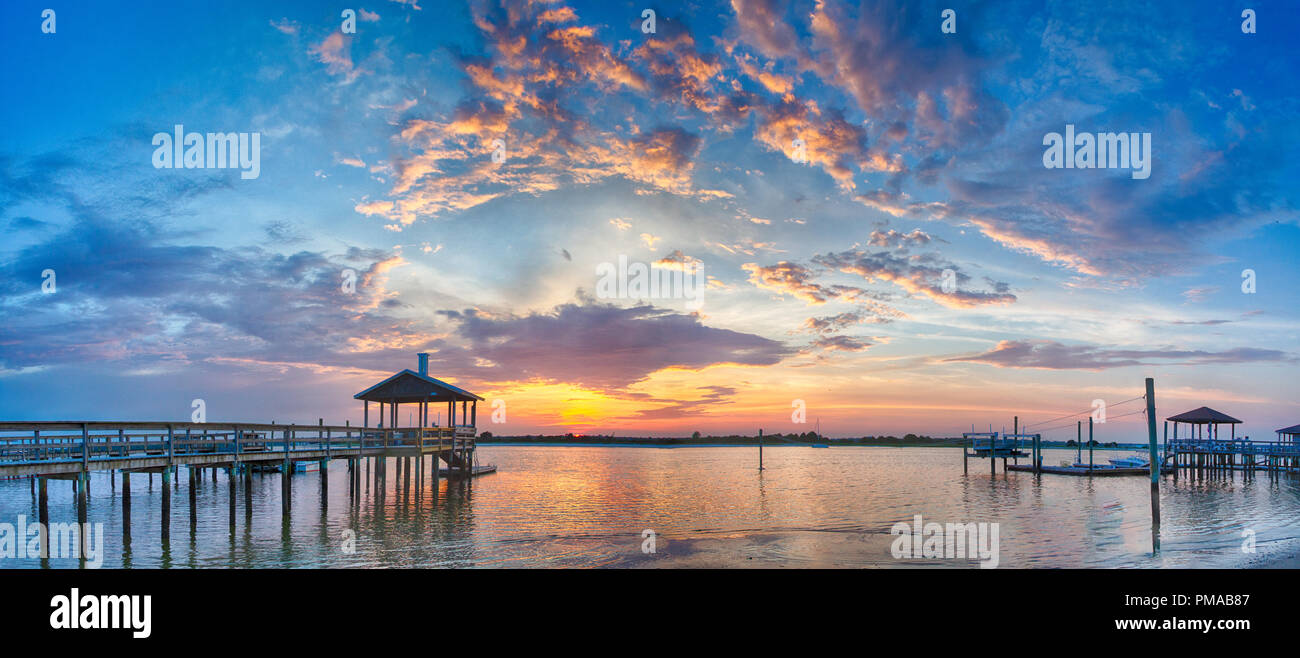 Sonnenuntergang über Banken Kanal auf den Intercoastal Waterway von Wrightsville Beach, NC. Stockfoto