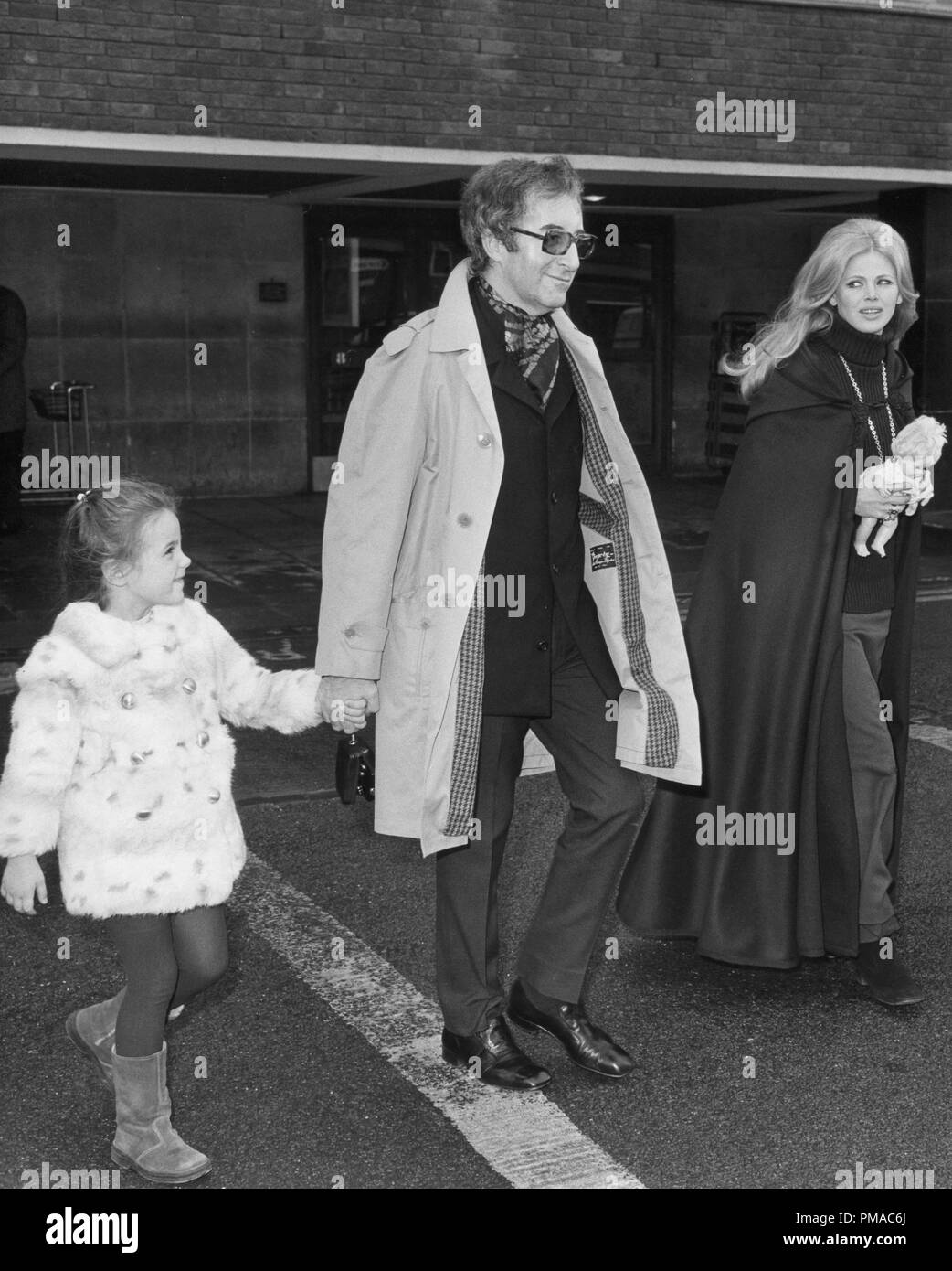 Peter Sellers mit Tochter Victoria und ex - Frau Britt Ekland, 1970 © GFS/Hollywood Archiv - Alle Rechte vorbehalten File Reference # 32368 016 THA Stockfoto