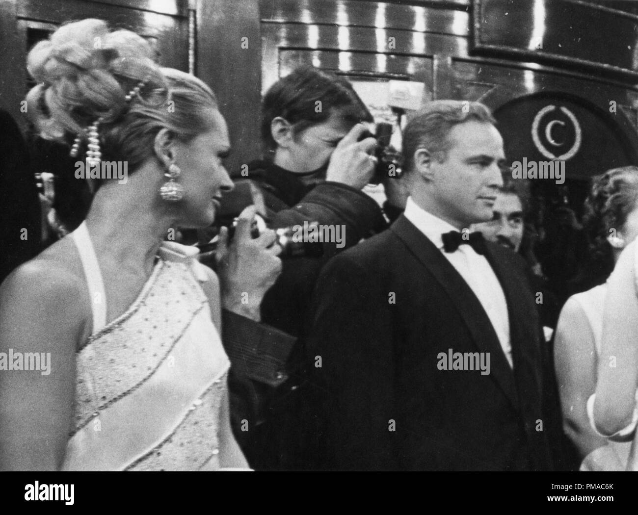 Marlon Brando und Tippi Hedren in "Die Gräfin von Hongkong" Premiere in 1967 © GFS/Hollywood Archiv - Alle Rechte vorbehalten File Reference # 32368 017 THA Stockfoto