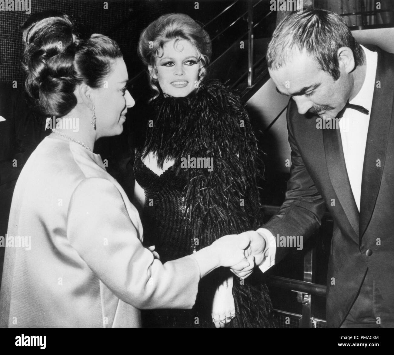 Prinzessin Margaret meets Sean Connery und von Brigitte Bardot beobachtet, bei der Premiere des halako' 1968 © GFS/Hollywood Archiv - Alle Rechte vorbehalten File Reference # 32368 059 THA Stockfoto