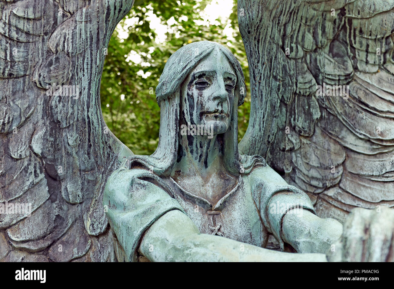 Der 'Engel des Todes Siegreichen' von Herman Matzen ist eine Bronzeskulptur auf einem Grab in Seeblick Friedhof in Cleveland, Ohio, USA. Stockfoto