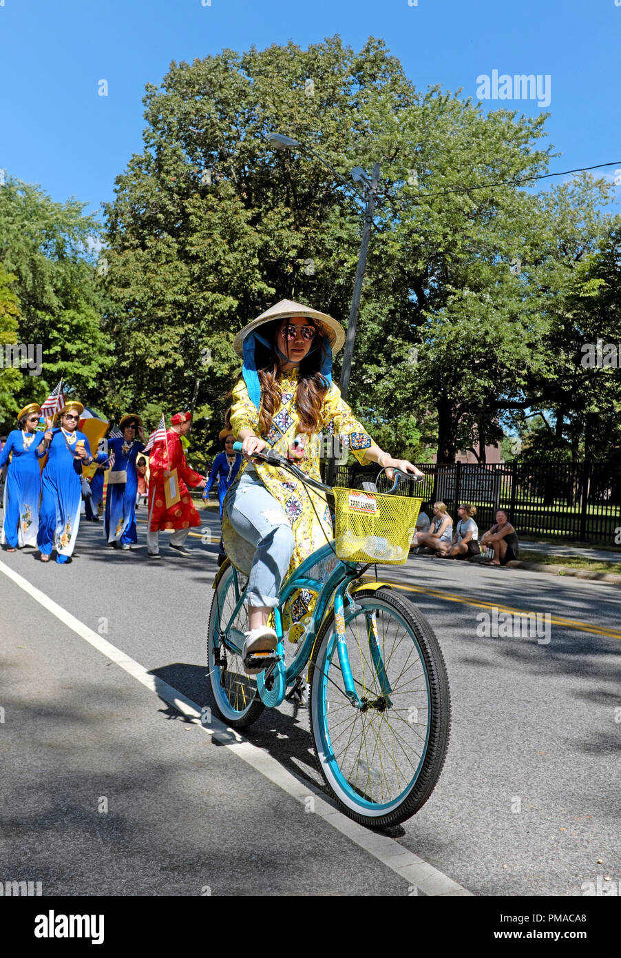 Eine American-Vietnamese Frau reitet ihr Fahrrad in die Parade der Fahnen, die offizielle Eröffnung der 73. jährlichen Eine Welt Tag in Cleveland, Ohio, USA. Stockfoto