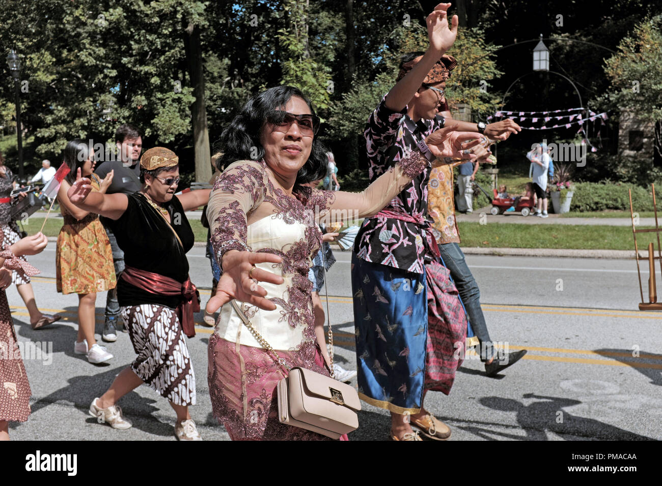 Indonesian-American Gemeinschaft einen traditionellen Tanz aufführen, wie sie in der 73. jährlichen One World Day Parade von Flaggen in Cleveland, Ohio teilnehmen. Stockfoto