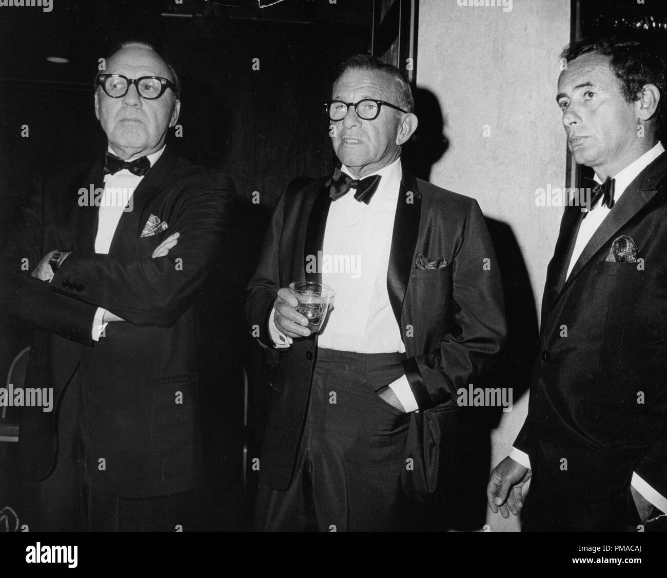 Jack Benny, George Burns und Joey Bishop während der bin ein des Jahres" Jack Benny, 1967 © GFS/Hollywood Archiv - Alle Rechte vorbehalten File Reference # 32368 099 THA Stockfoto