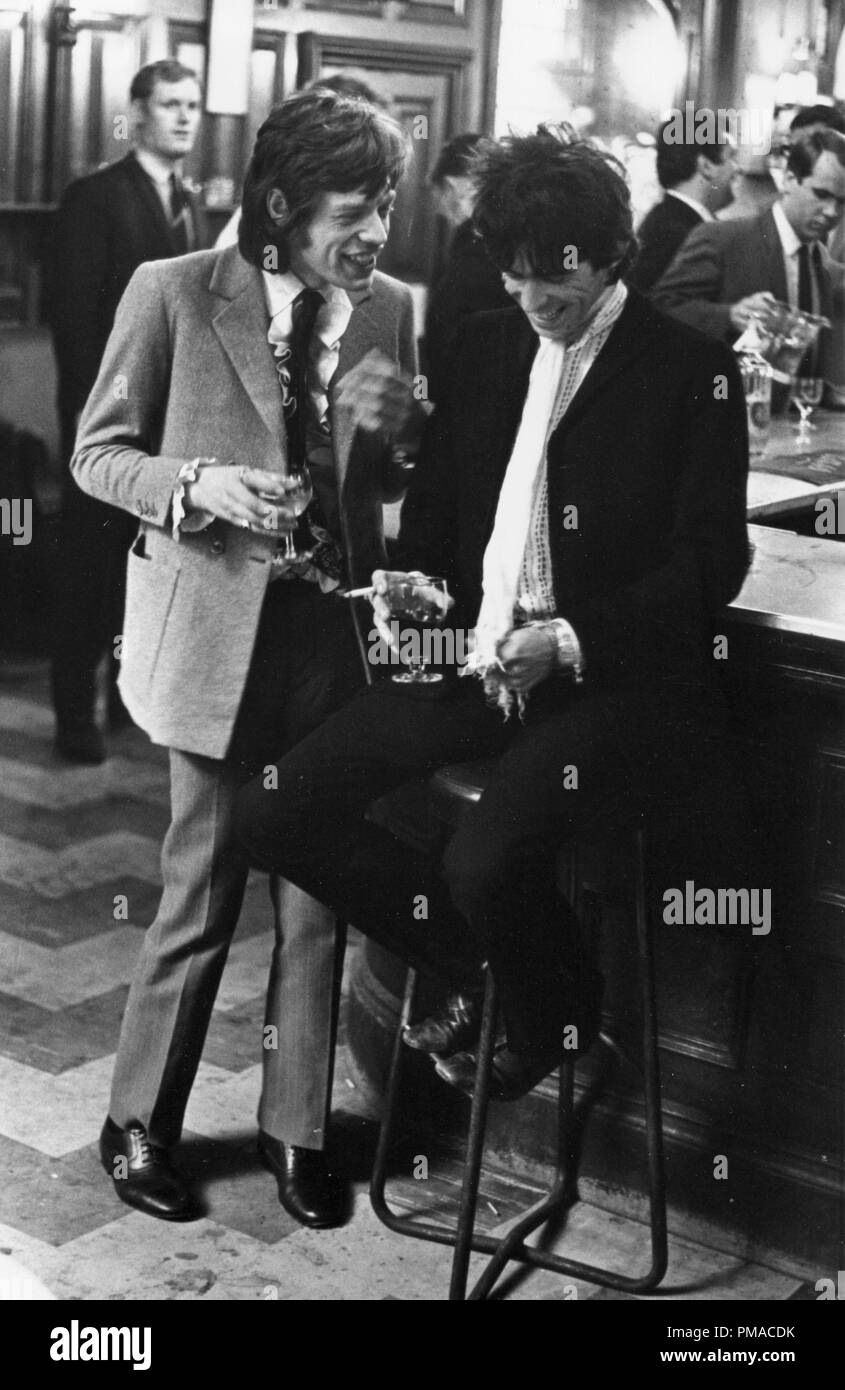 Mick Jagger und Keith Richards von den Rolling Stones in einem Pub, 1967 © GFS/Hollywood Archiv - Alle Rechte vorbehalten File Reference # 32368 164 THA Stockfoto