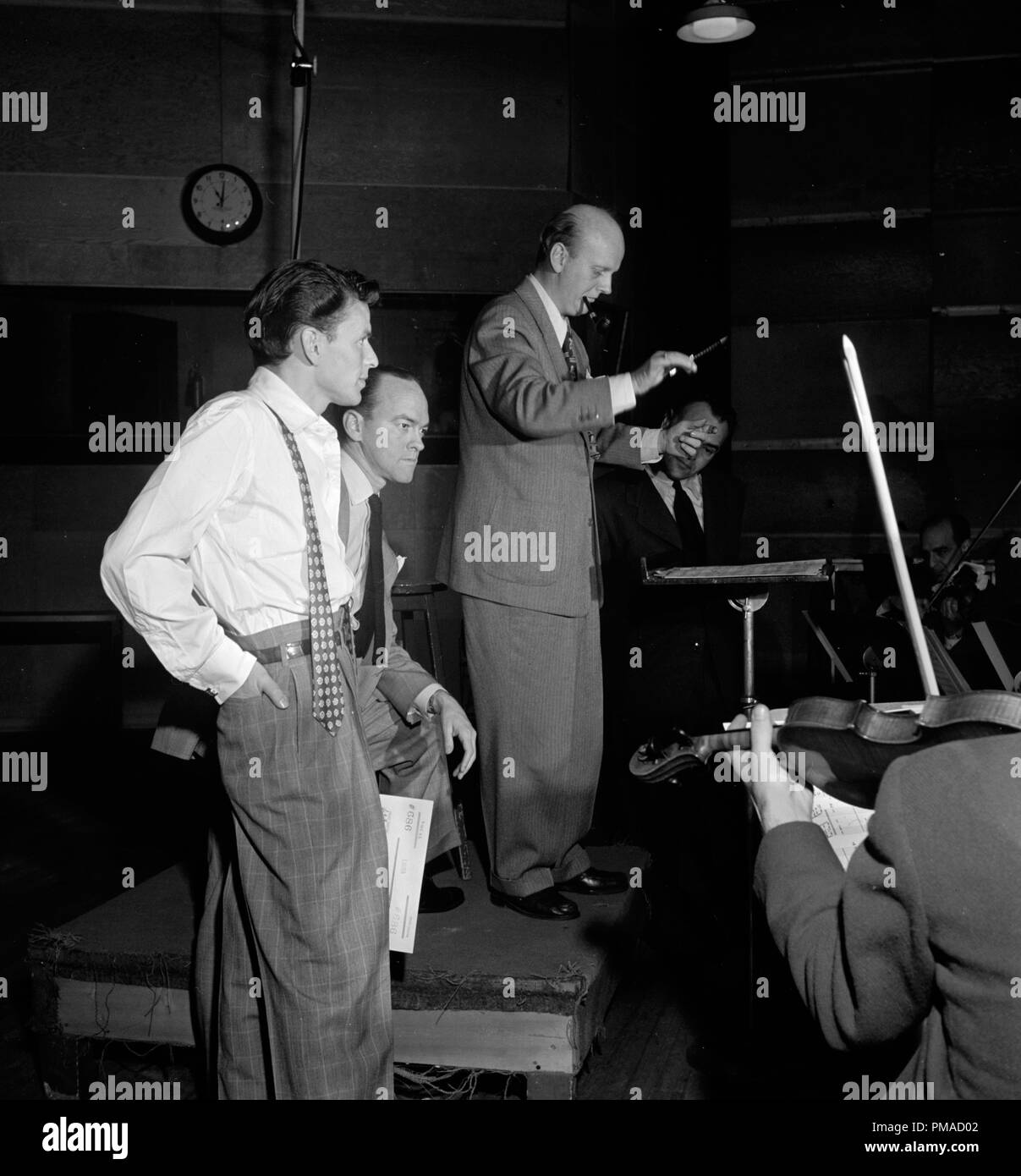 Portrait von Frank Sinatra und Axel Stordahl, Liederkrantz Hall, New York, N.Y., circa 1947. Foto: William P. Datei Referenz # 32368 524 THA Stockfoto