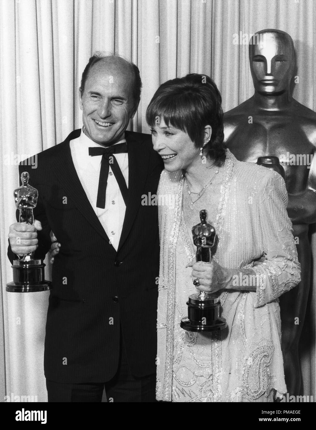 Robert Duvall, Shirley MacLaine auf der 56. jährlichen Academy Awards, 1999 Datei Referenz # 32509 892 THA Stockfoto