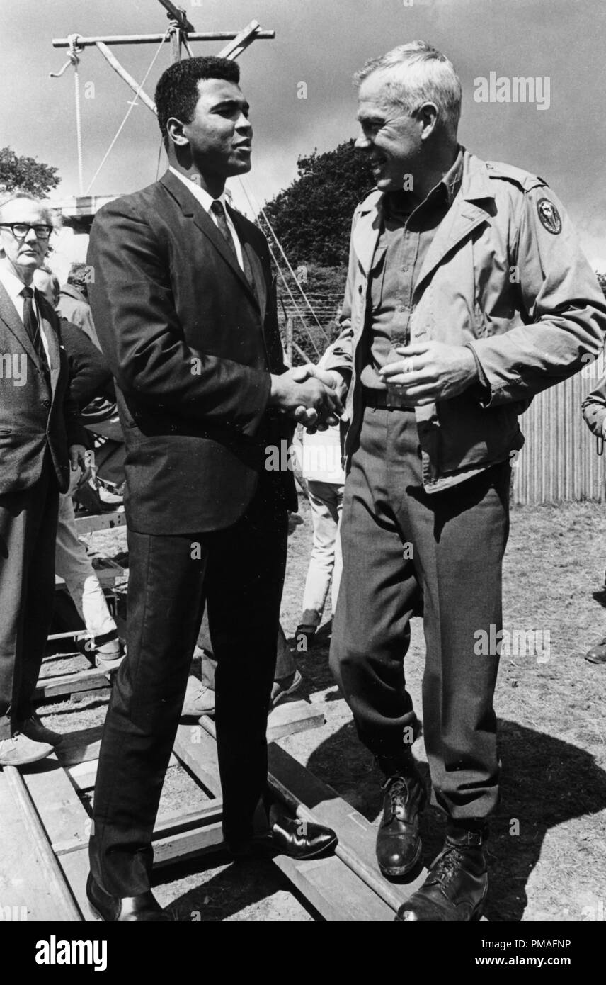 Cassius Clay am Set mit "Das dreckige Dutzend" star Lee Marvin, 1966 © GFS/Hollywood Archiv - Alle Rechte vorbehalten File Reference # 32633 732 THA Stockfoto