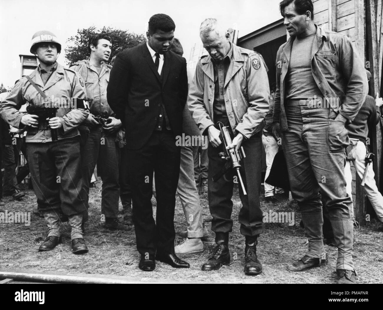 Cassius Clay am Set mit "Das dreckige Dutzend" star Lee Marvin, 1966 © GFS/Hollywood Archiv - Alle Rechte vorbehalten File Reference # 32633 733 THA Stockfoto