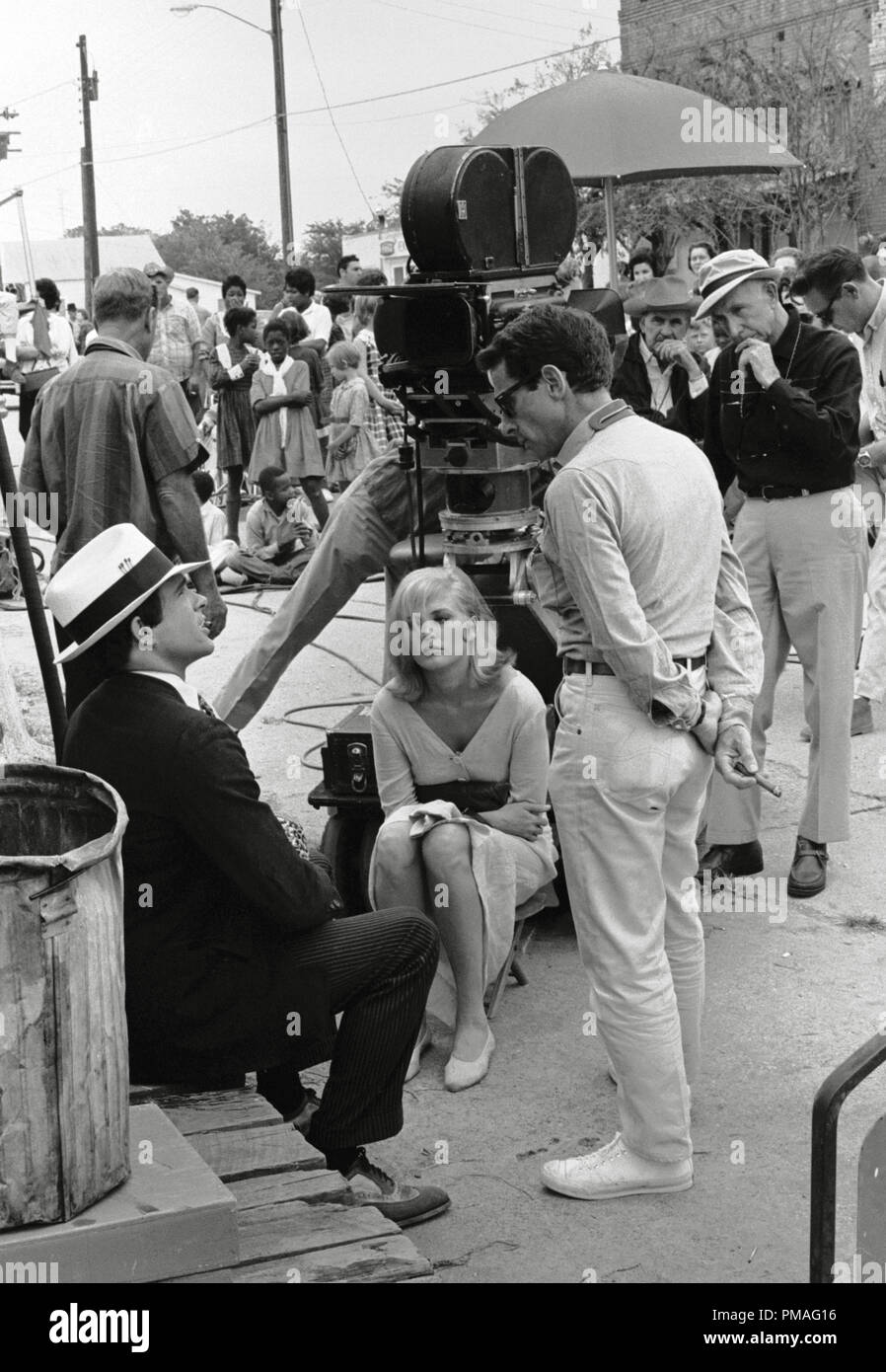 Warren Beatty, Faye Dunaway und Regisseur Arthur Penn während der Dreharbeiten zu 'Bonnie und Clyde' 1967 Warner Bros.-Datei Referenz # 32633 913 THA Stockfoto