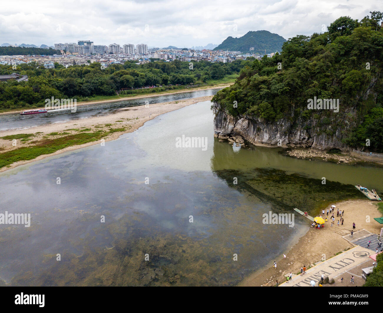 Der Elefantenrüsselberg ist das Symbol der Stadt Guilin. Es erhielt seinen Namen, weil es aussieht wie ein Elefant Trinkwasser. Die runde Öffnung, Stockfoto