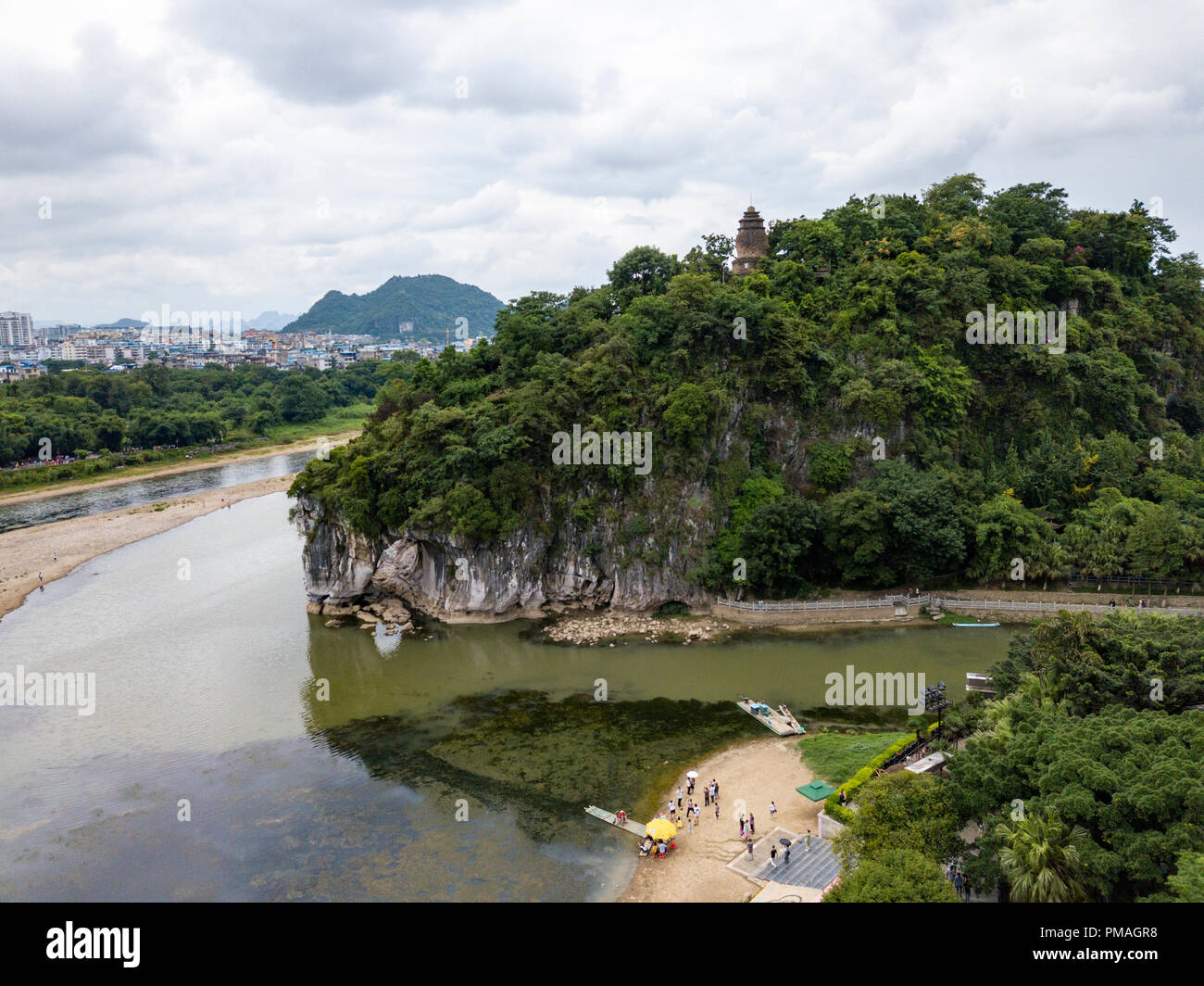 Der Elefantenrüsselberg ist das Symbol der Stadt Guilin. Es erhielt seinen Namen, weil es aussieht wie ein Elefant Trinkwasser. Die runde Öffnung, Stockfoto