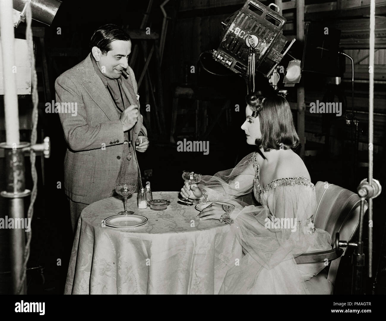 Greta Garbo und Regisseur Ernst Lubitsch während der Dreharbeiten zu "Ninotchka" 1939 MGM Datei Referenz # 32733 286 THA Stockfoto