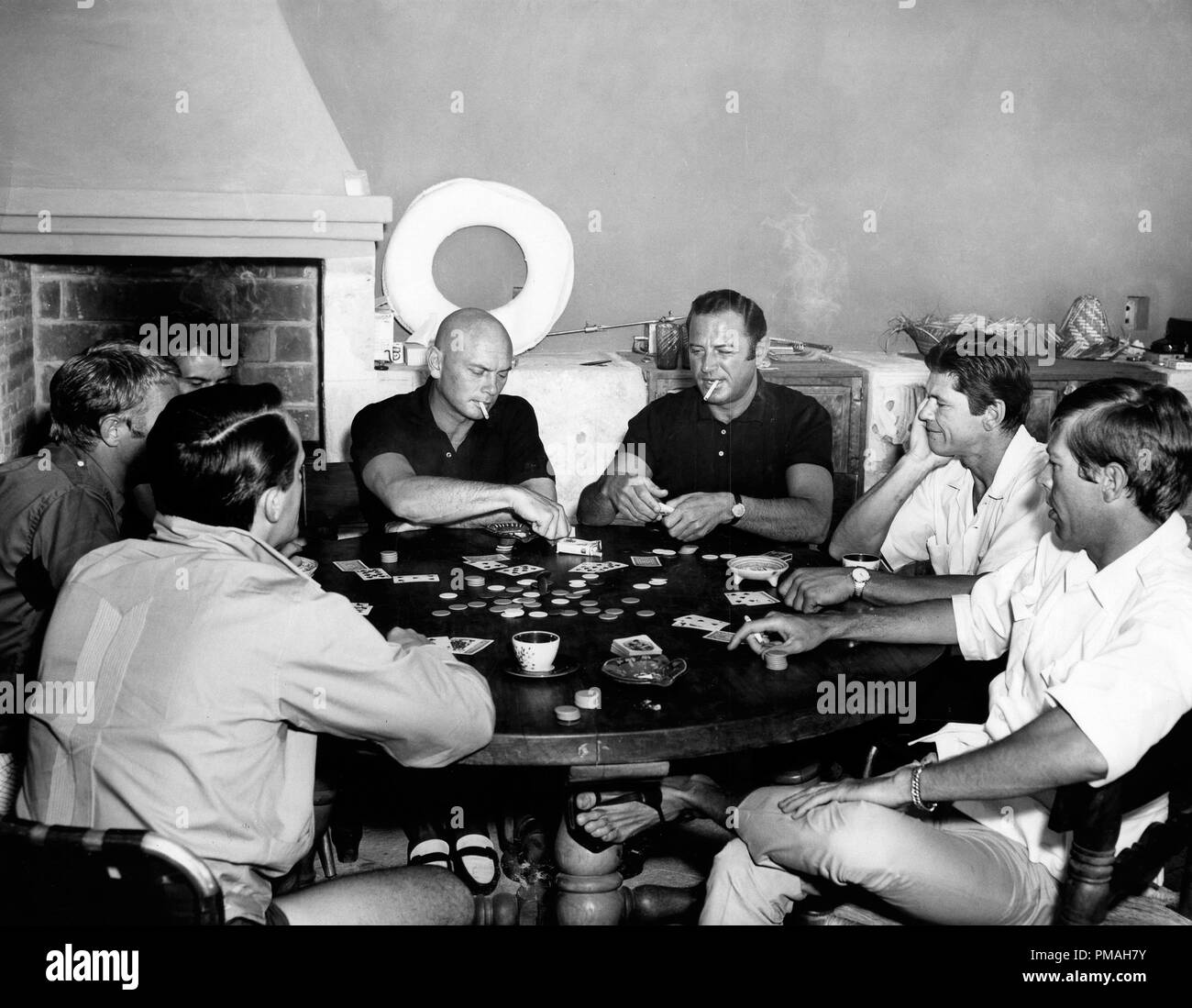 Robert Vaughn, Steve McQueen, Horst Buchholz, Yul Brynner, Brad Dexter, Charles Bronson, James Coburn, während einer Pause an der Verfilmung "Die glorreichen Sieben" 1960 United Artists Kino Verlage Sammlung - Keine Freigabe - Nur für redaktionelle Verwendung Datei Referenz # 32733 509 THA Stockfoto