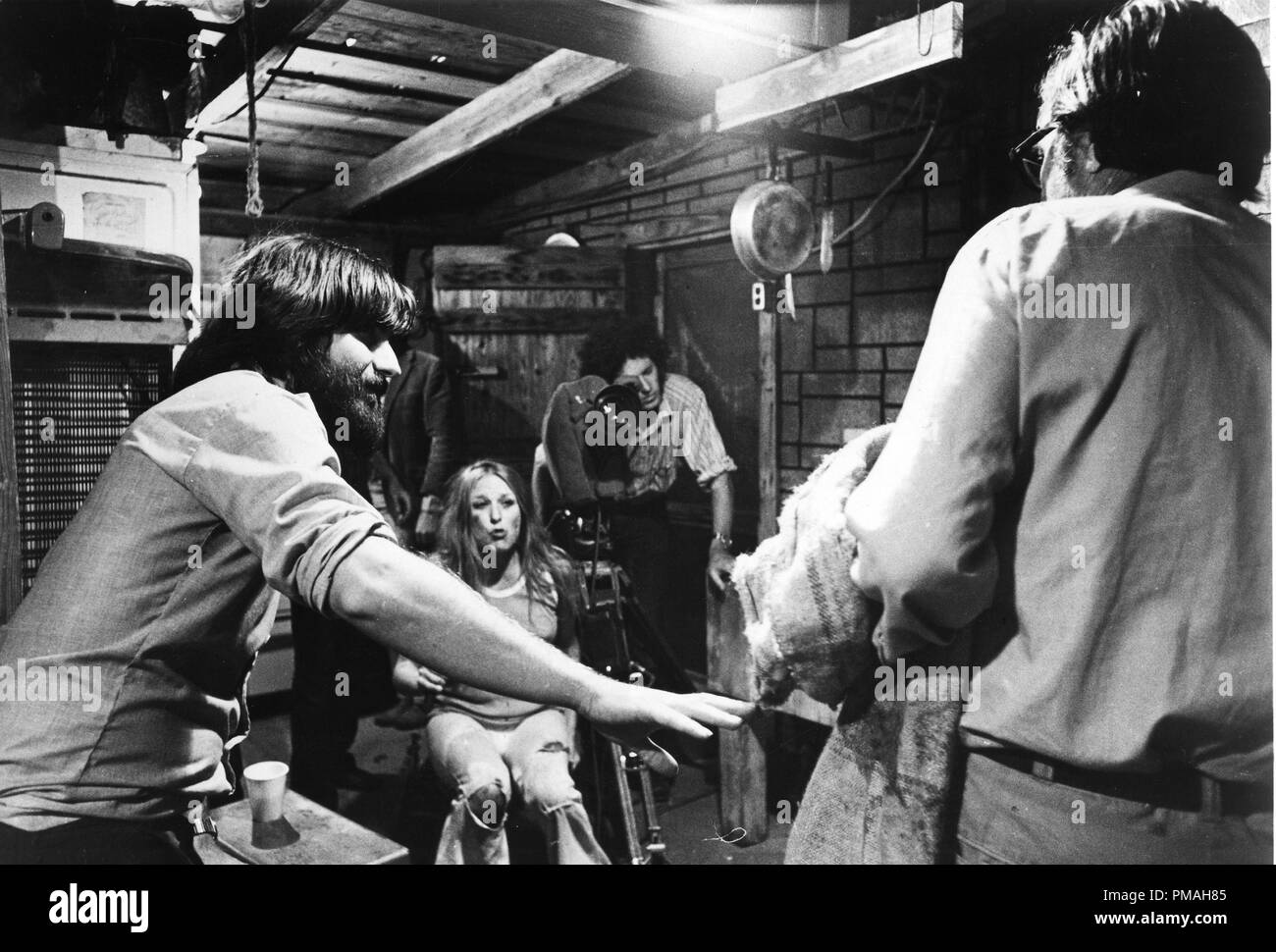 Regisseur Tobe Hooper und Marilyn Burns während der Produktion von The Texas Chain Saw Massacre 1974 Bryanston Pictures File Reference # 32733_515THA Stockfoto