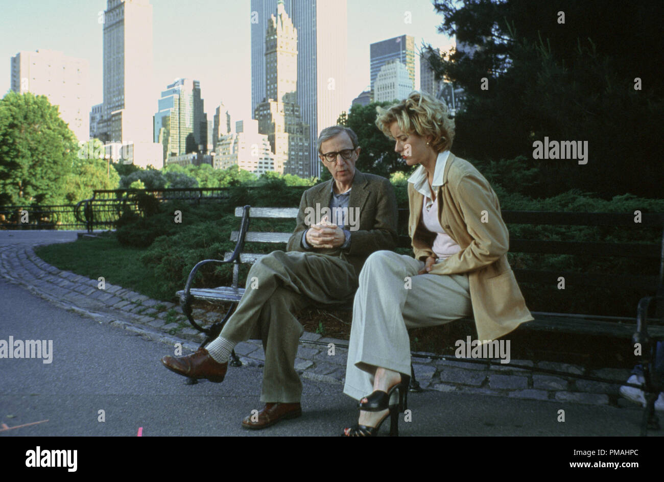 TÉA LEONI (rechts) Sterne gegenüber WOODY ALLEN in den neuesten zeitgenössischen Allens Komödie "Hollywood Ending" (2002) von DreamWorks im Inland verteilt. Stockfoto