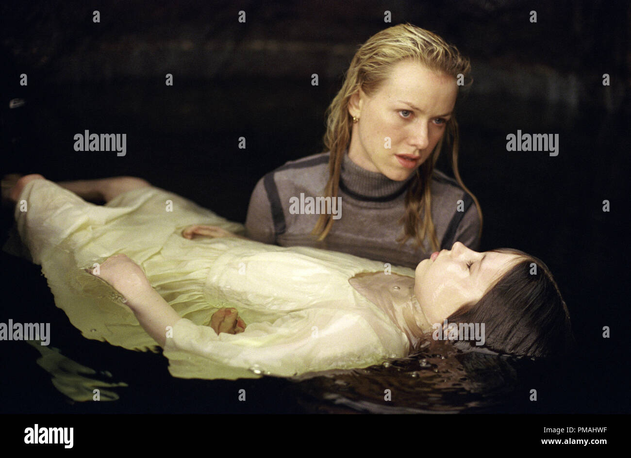 Rachel Keller (Naomi Watts) macht eine schreckliche Entdeckung auf ihrer Suche zu entwirren das Geheimnis eines schrecklichen Videoband, dass dooms Wer Uhren in DreamWorks Pictures' Thriller "Der Ring" (2002) Stockfoto