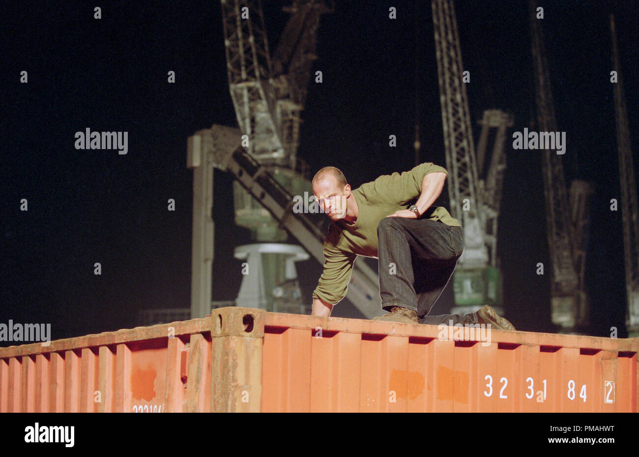 Frank Martin (Jason Statham) bereitet sich auf eine Band Handlanger und Assassinen kämpfen. "The Transporter" (2002) Stockfoto