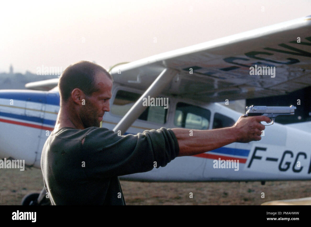 Frank (Jason Statham) richtet sich Angreifer. "The Transporter" (2002) Stockfoto
