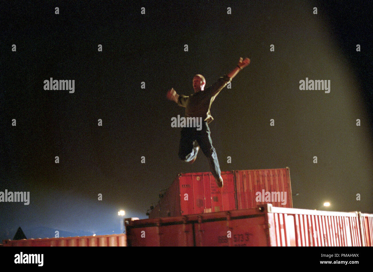 Frank (Jason Statham) taucht in der Schlacht seine neueste'-Paket zu speichern." "The Transporter" (2002) Stockfoto