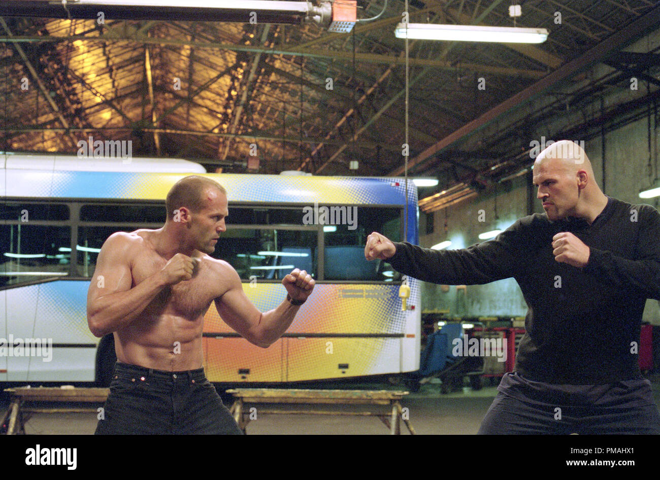 Frank (Jason Statham, links) beschäftigt seine tödliche Straßenkämpfe und Martial Arts Fähigkeiten gegen eine gewaltige Gegner. "The Transporter" (2002) Stockfoto