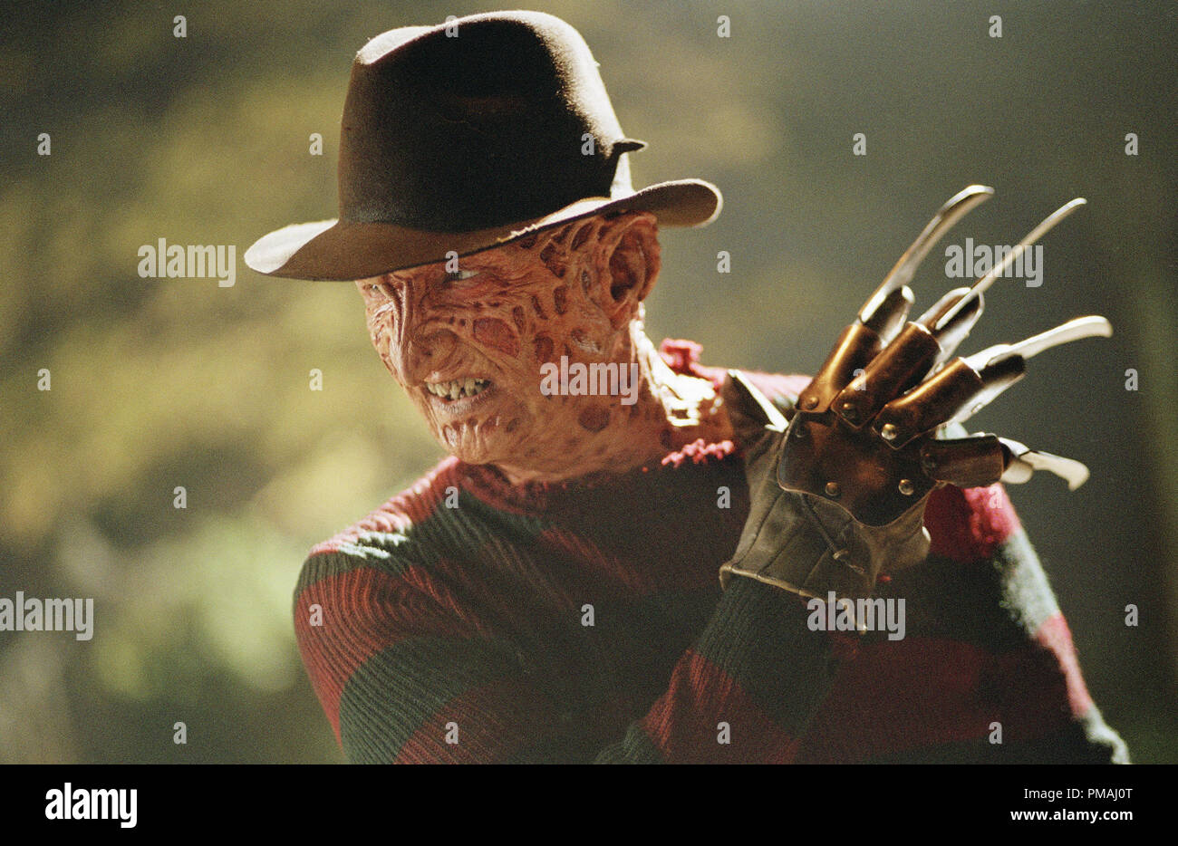 Freddy (Robert Englund) die Klingen, die ihn berühmt-berüchtigten in Ultimate Showdown von New Line Cinema zeigt, FREDDY VS. JASON. 2003 Stockfoto