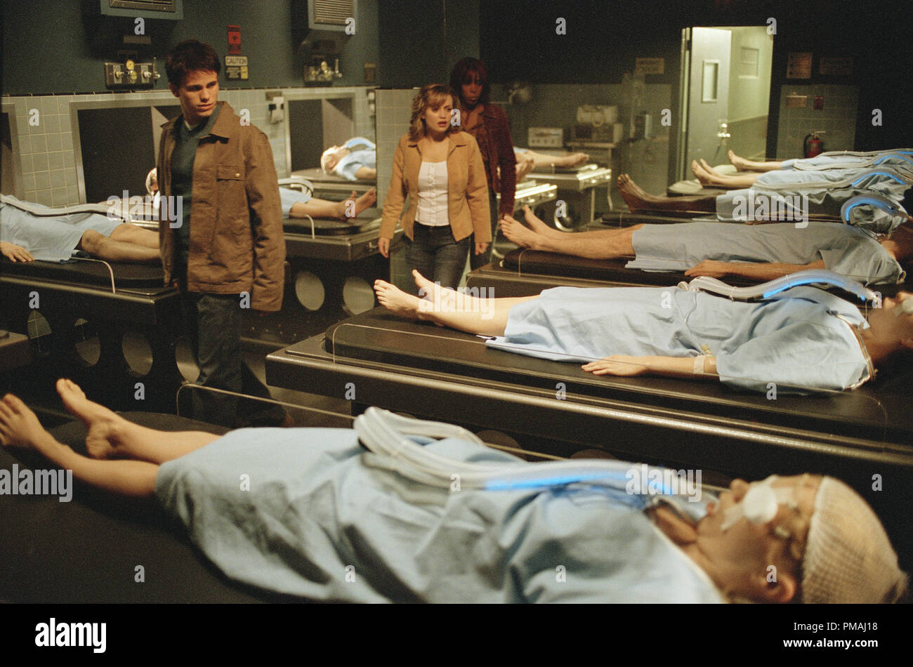 (Von links nach rechts) (Jason Ritter), Lori (Monica Keena) und Kia (Kelly Rowland) durch den schlafenden Patienten Zimmer in Ultimate Showdown von New Line Cinema Sneak, FREDDY VS. JASON. 2003 Stockfoto