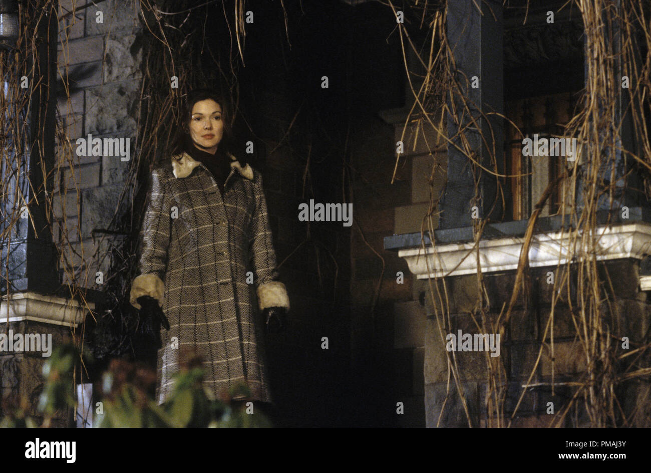 Laura Harring' Cathryn' sucht nach Willard in Horror Film von New Line Cinema, Willard. 2003 Stockfoto